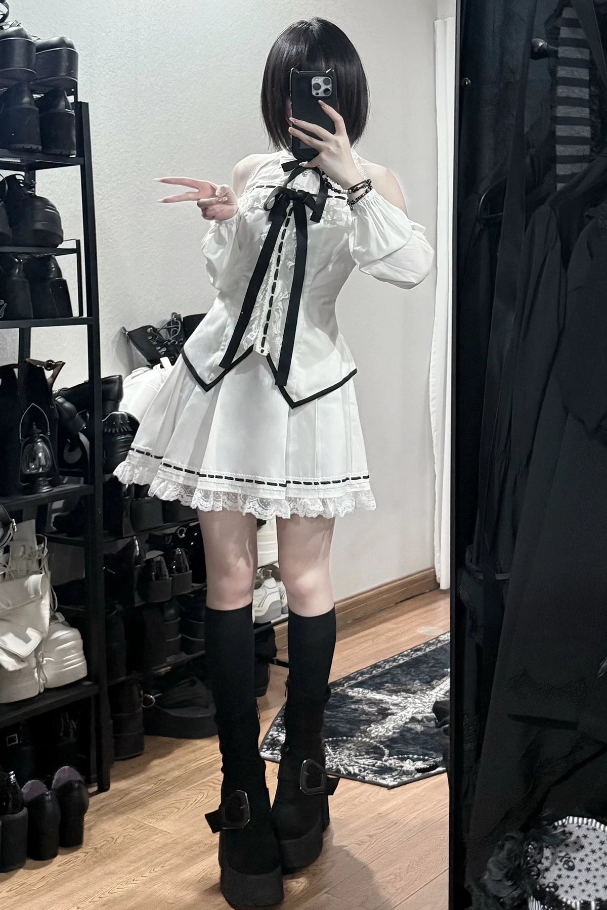 [Vorbestellschluss: 1015] Weiße Gothic-Spitzenbluse mit langen Ärmeln und Cut-out-Schultern&nbsp;mit abnehmbaren Schleifen+Spitzen-Boxfaltenrock