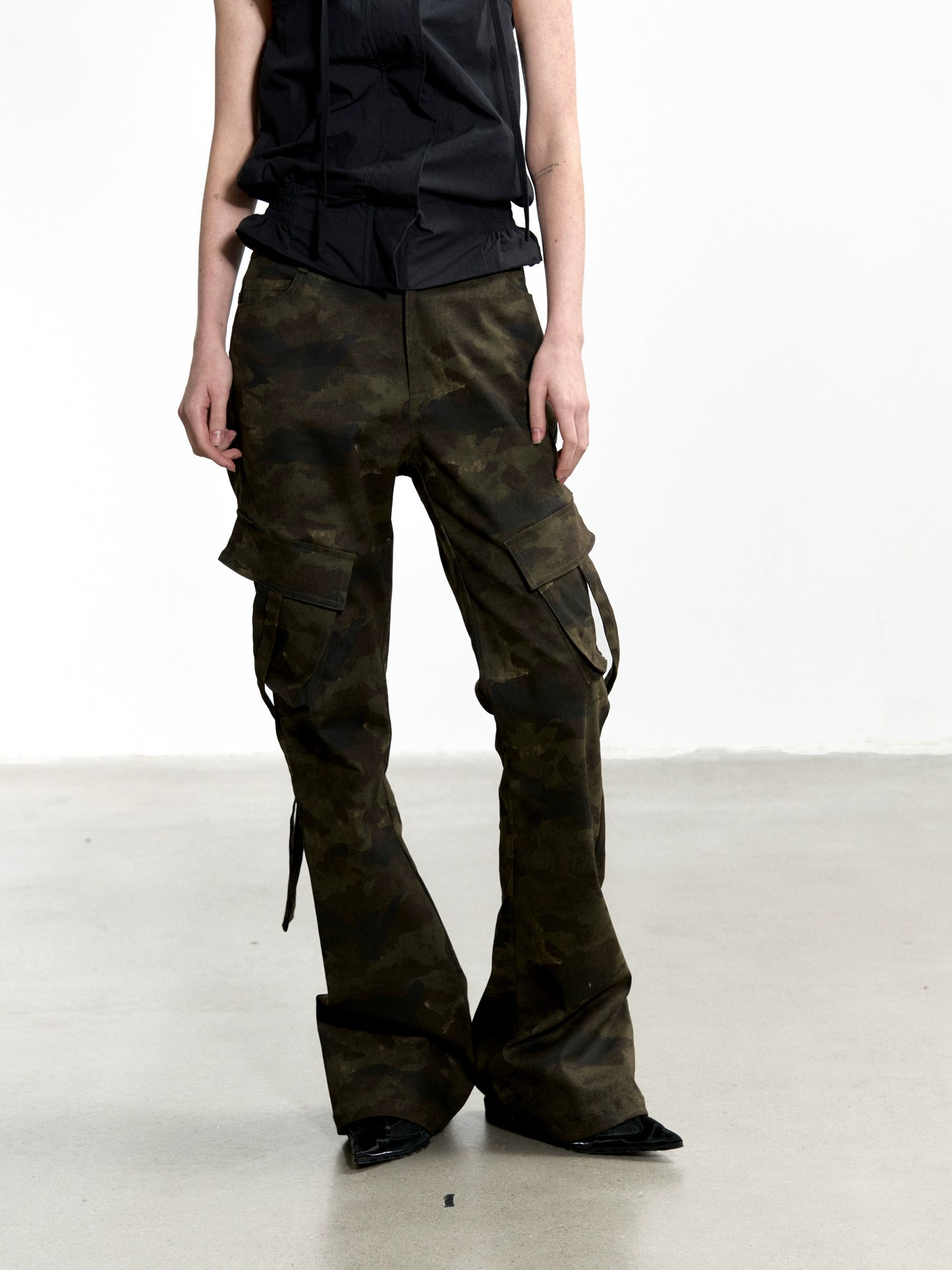 Pantalones cargo con multibolsillos y camuflaje láser