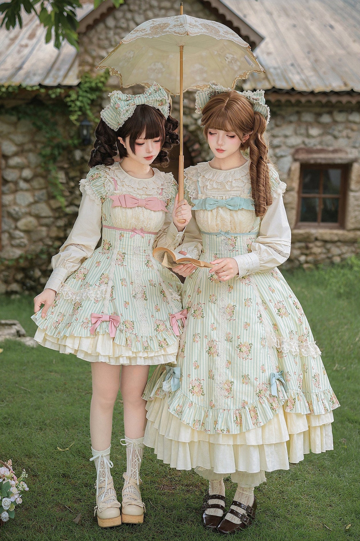Conjunto coordinado de vestido con estampado de rosas y falda de doble volante