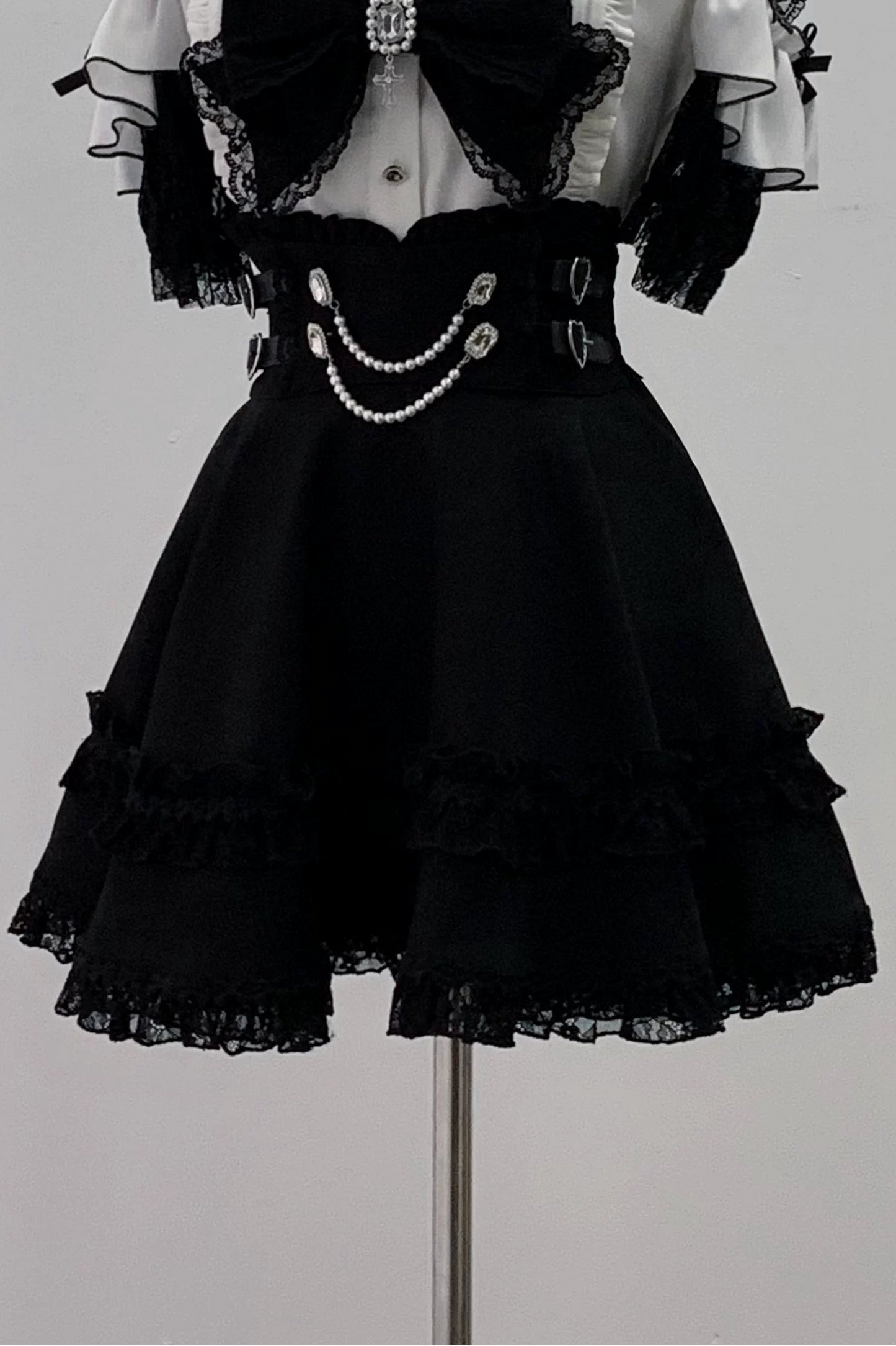 [Pre-order Deadline: August 30] Black and White Lace Sailor Gothic Open-Shoulder Short-Sleeve Ribbon Shirt + Pearl Chain Frill Skirt