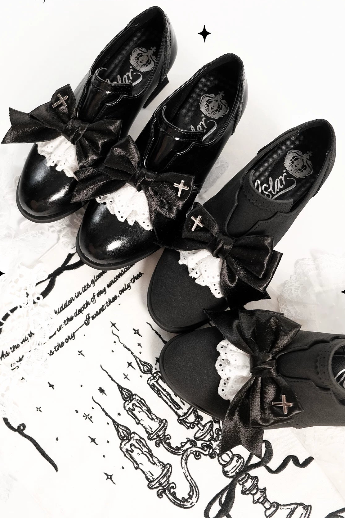 [Reservierungsschluss 25. Juli] Schwarze/dunkel-schwarze Wildleder-Schuhe im Dark-Gothic-Stil mit Kreuzmotiv, Schleife und Spitze