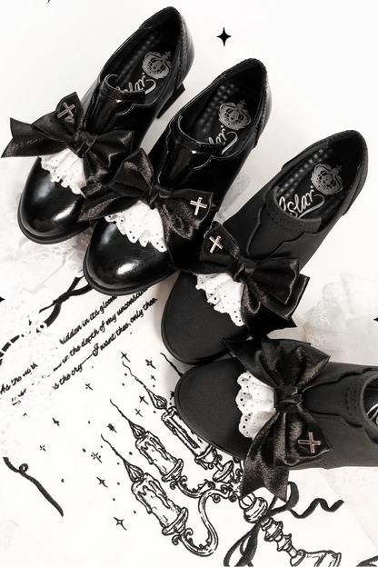 [Reservierungsschluss 25. Juli] Schwarze/dunkel-schwarze Wildleder-Schuhe im Dark-Gothic-Stil mit Kreuzmotiv, Schleife und Spitze