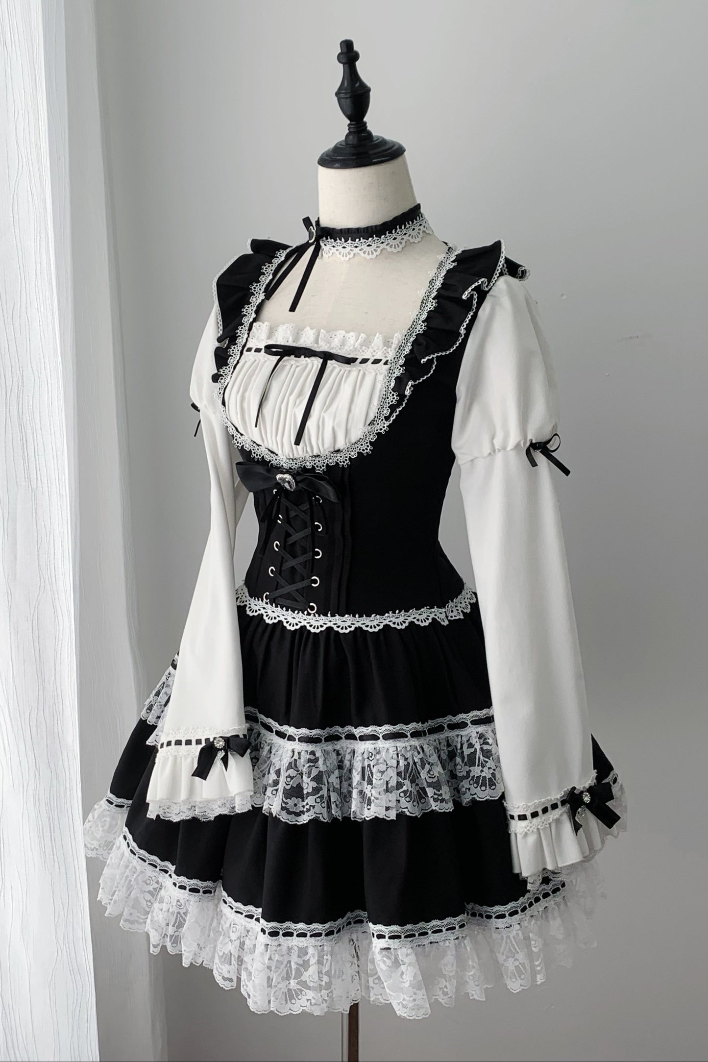 [Deadline for reservations: December 15] Black White Dark Juliet Sleeve Dress + Accessories