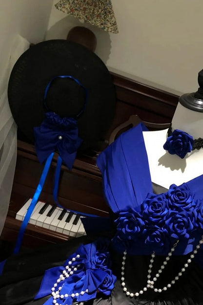 [Vorbestellfrist: 28. Juni] Blau-schwarzes Prinzessinnen-Lolita-Kleid mit Rosenband und freien Schultern + Komplettset + Accessoires (Hut Choker)