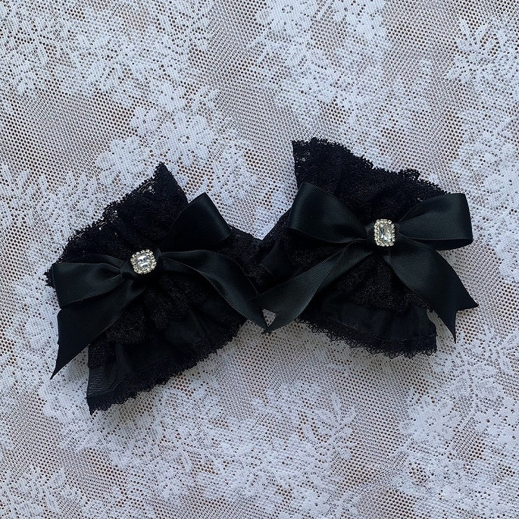 [Reservierungsschluss am 15. Juli] Schwarzes Gothic-Tüllkleid im Lagenlook mit Schmuckschleife + Rosenkreuz-Haarspange + Handgelenkmanschetten
