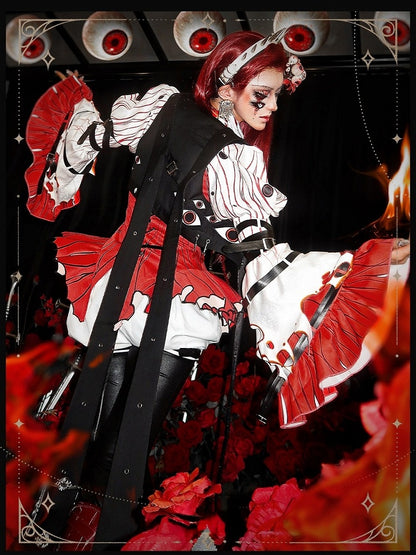 [Vorbestellschluss: 9.19.] Dekadentes dunkles Gothic-Blut-Glockenärmel-Top + schwarze Harness-Weste mit Augenstickerei und Schnallen-Set (Blutstropfen-Motiv-Anhänger + Kreuzmotiv-Anhänger) + weiße Puff-Prinzen-Shorts mit Schnalle