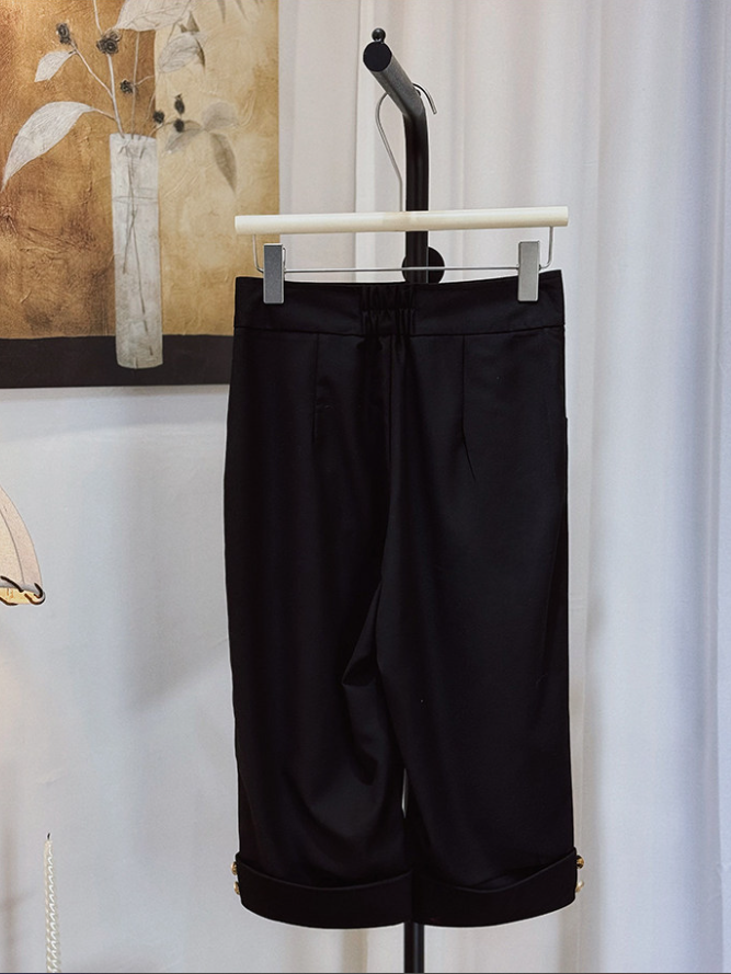 [Précommande jusqu'au 8 mai] Chemise prince à col montant et à volants en dentelle blanche vintage + bermuda tailleur noir