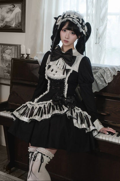 [Reservierungsschluss 22. Oktober] Schwarz gepunktetes Gothic-Lolita-Rüschenkleid mit asymmetrischem Design, Klaviertasten- und Musiknotenmotiv sowie Klaviertasten-Spitzenfliege