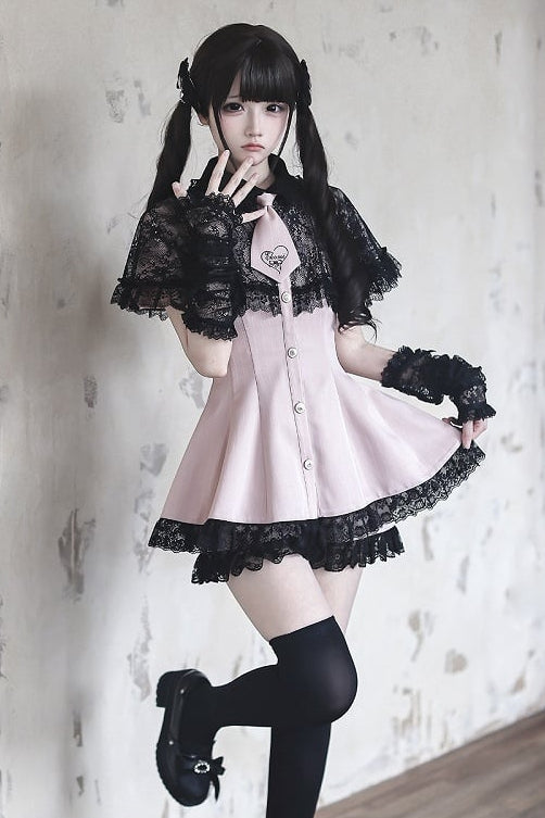 [Reservierungsschluss 15. Juli] Schwarz-rosa gestreiftes Kleid mit Spitzenumhang und Krawatte + kurze Hose + Spitzen-Armstulpen