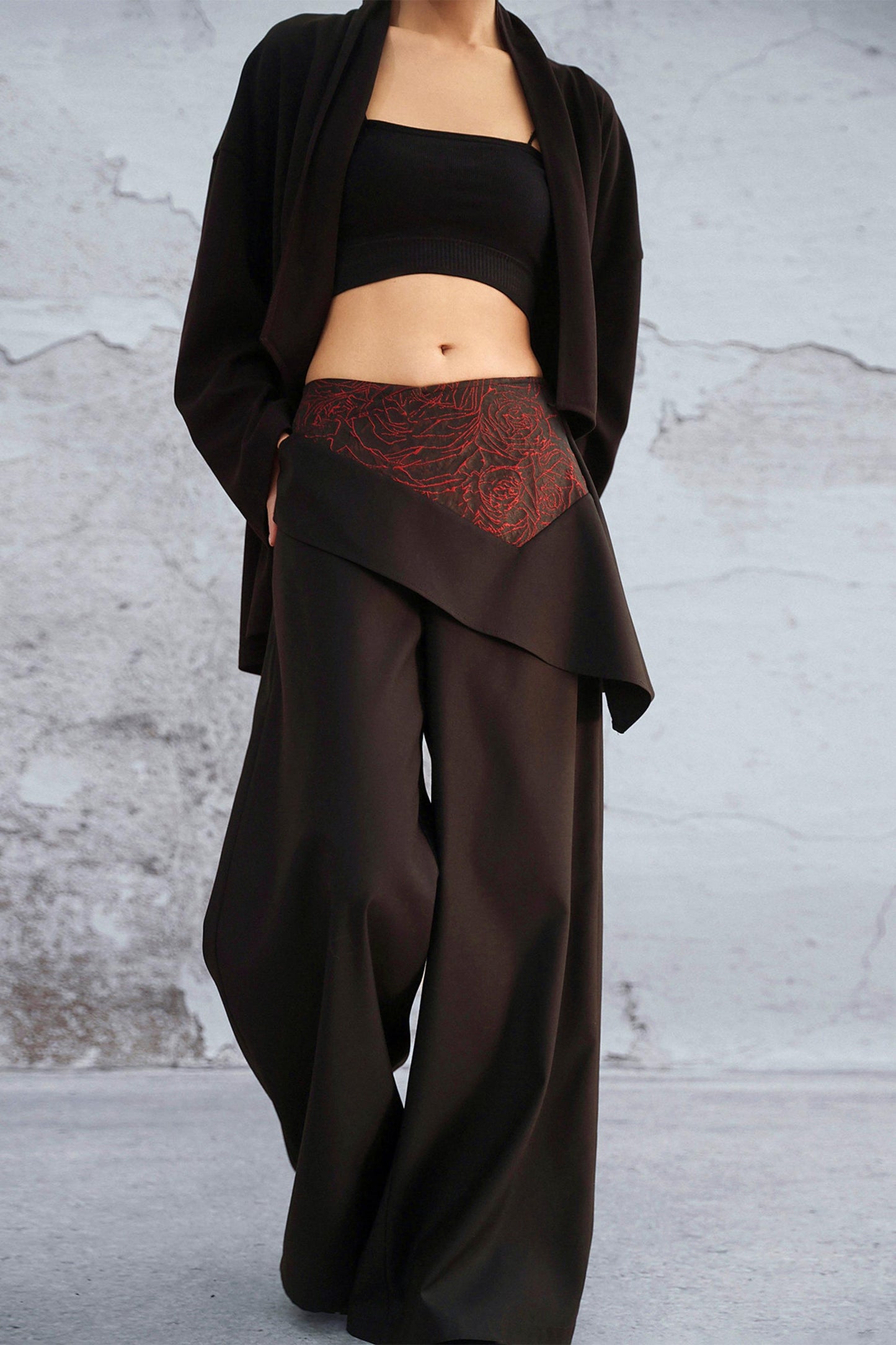 Schwarze asymmetrische Lagenhose mit dunklem Rosen-Jacquard und weitem Bein