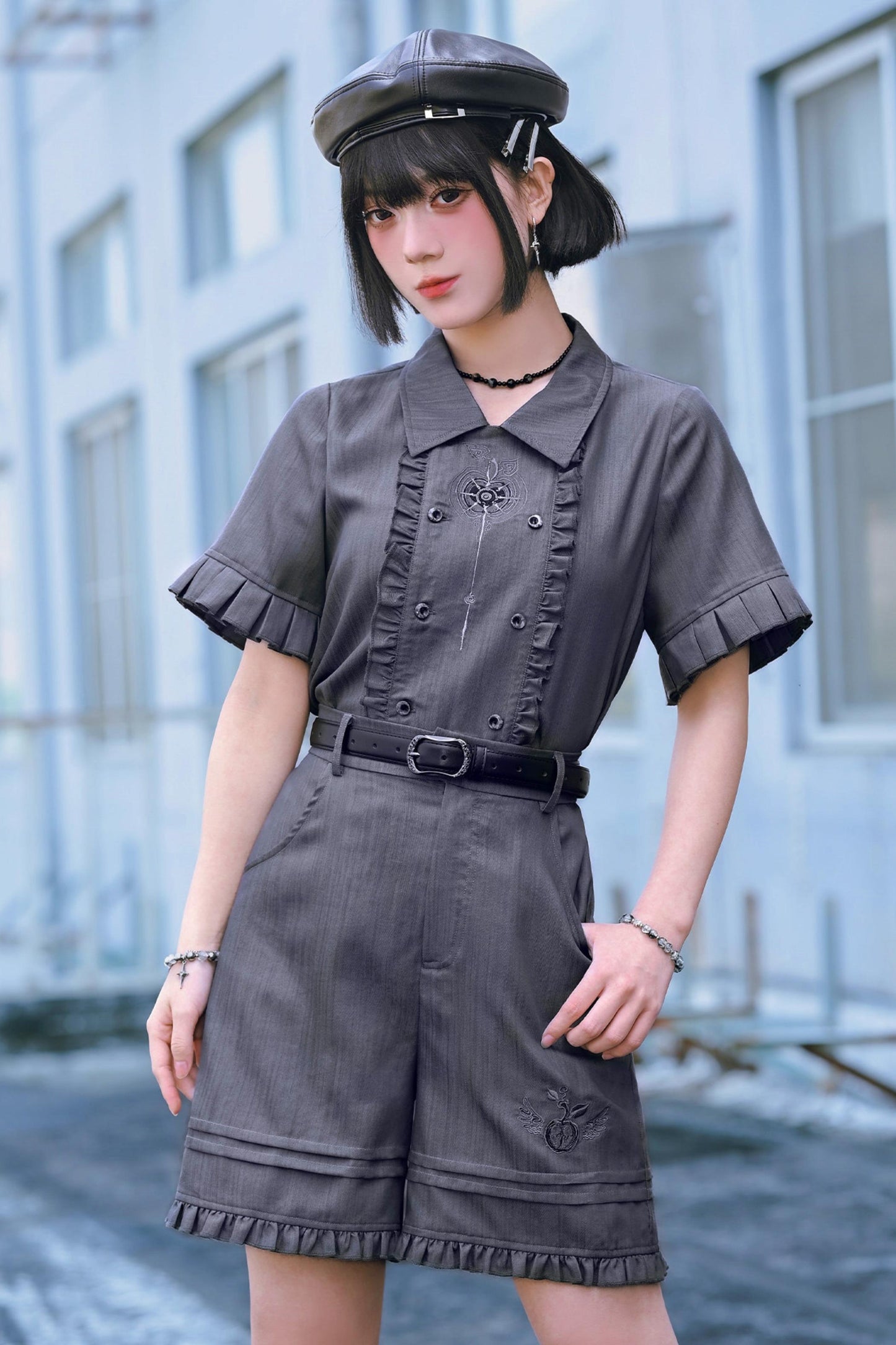 Rauchgraues Set im Uniformstil