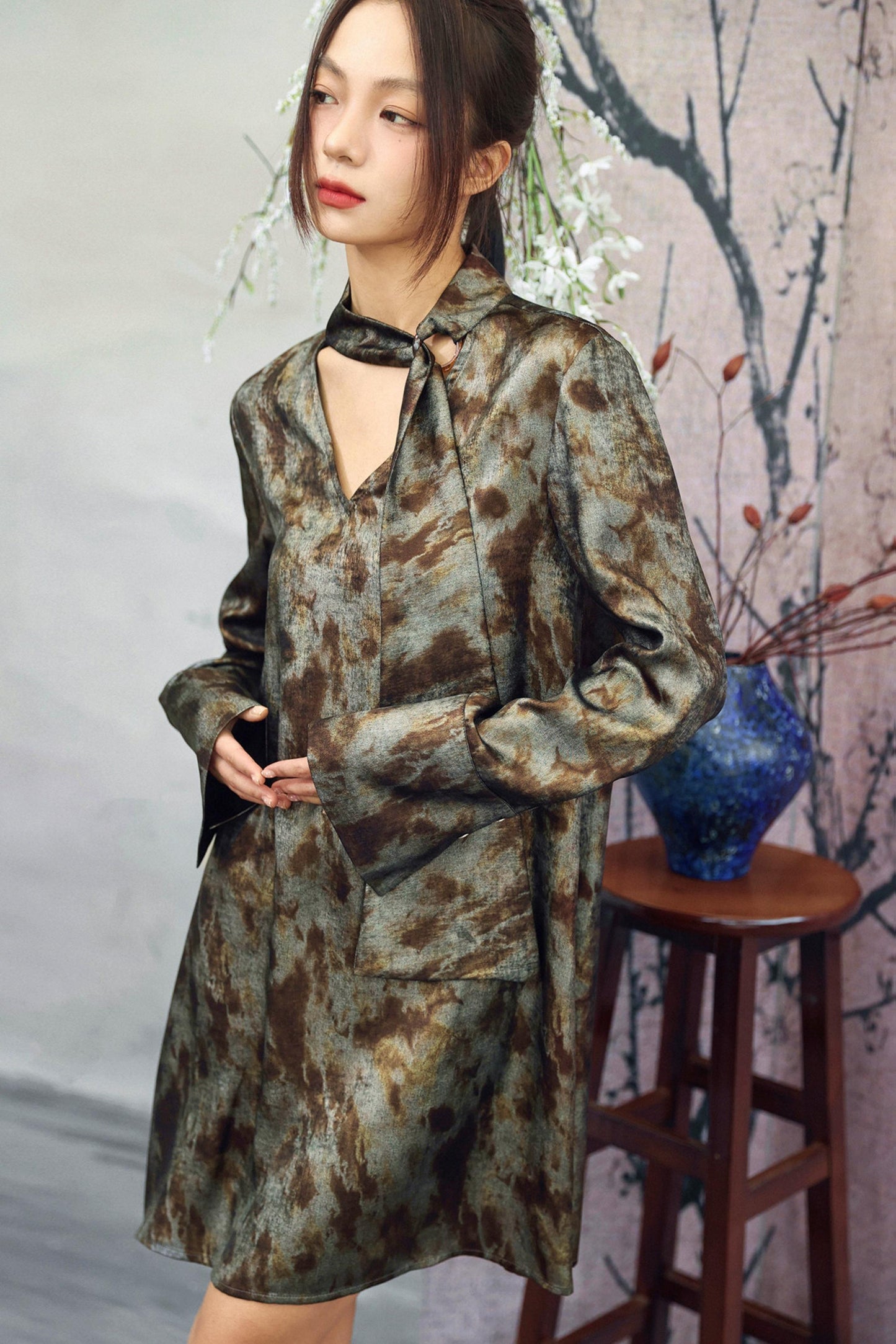 Silbergrau-Metallic-Satinbluse
