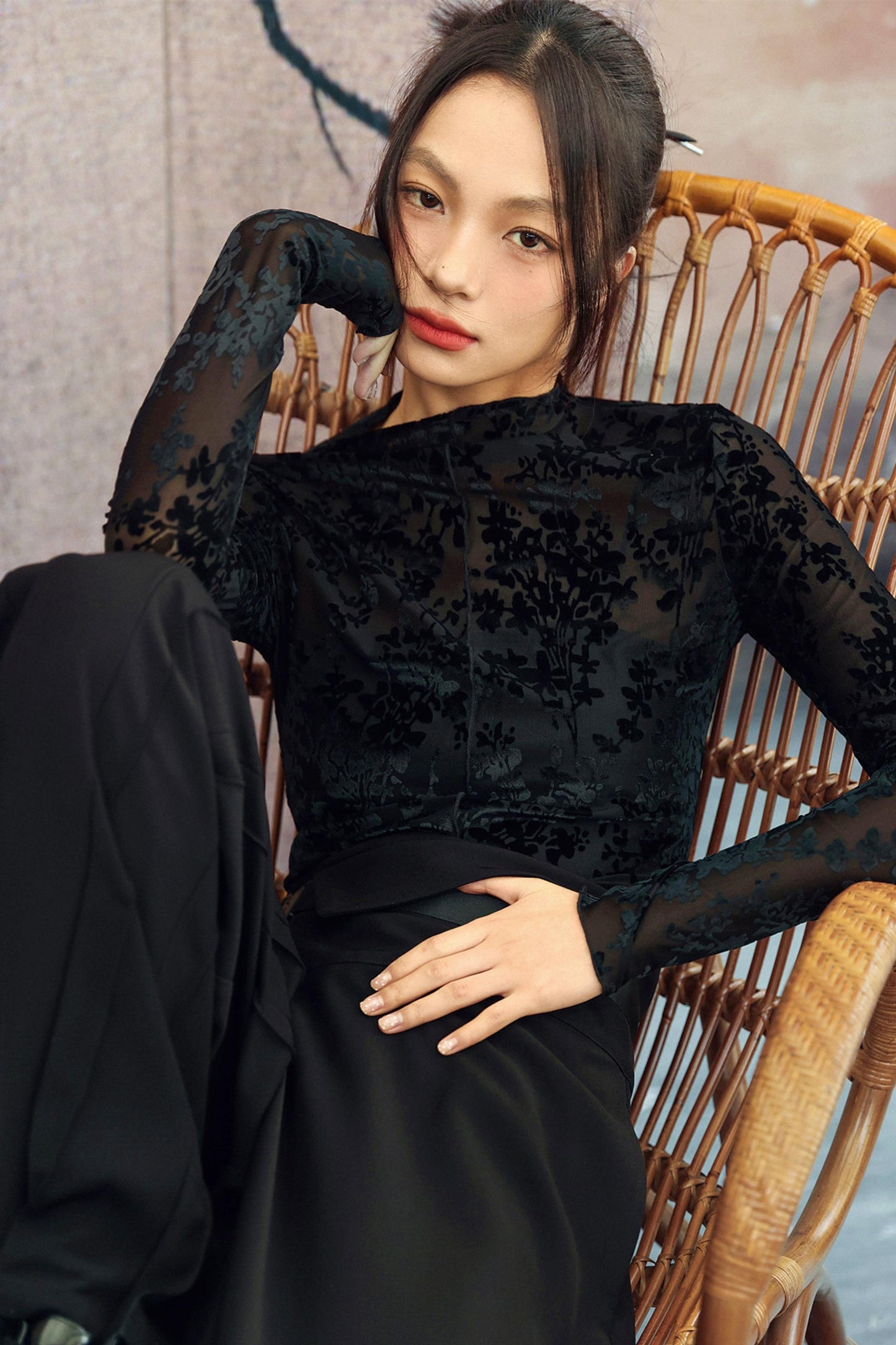 Schwarzes florales transparentes Rüschen-Oberteil im dunklen Mode-Stil