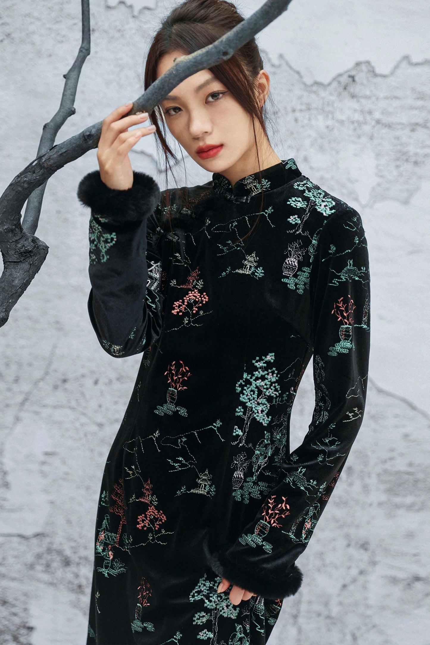 エンブロイダープラッシュチョンサムドレス