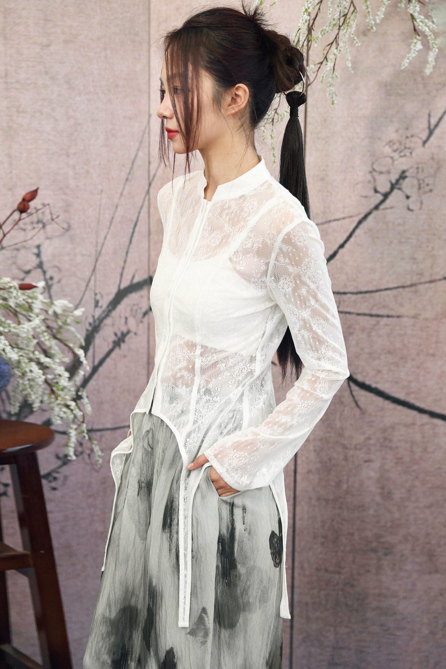 Romantisches weißes Spitzen-Hemd im transparenten Modestil