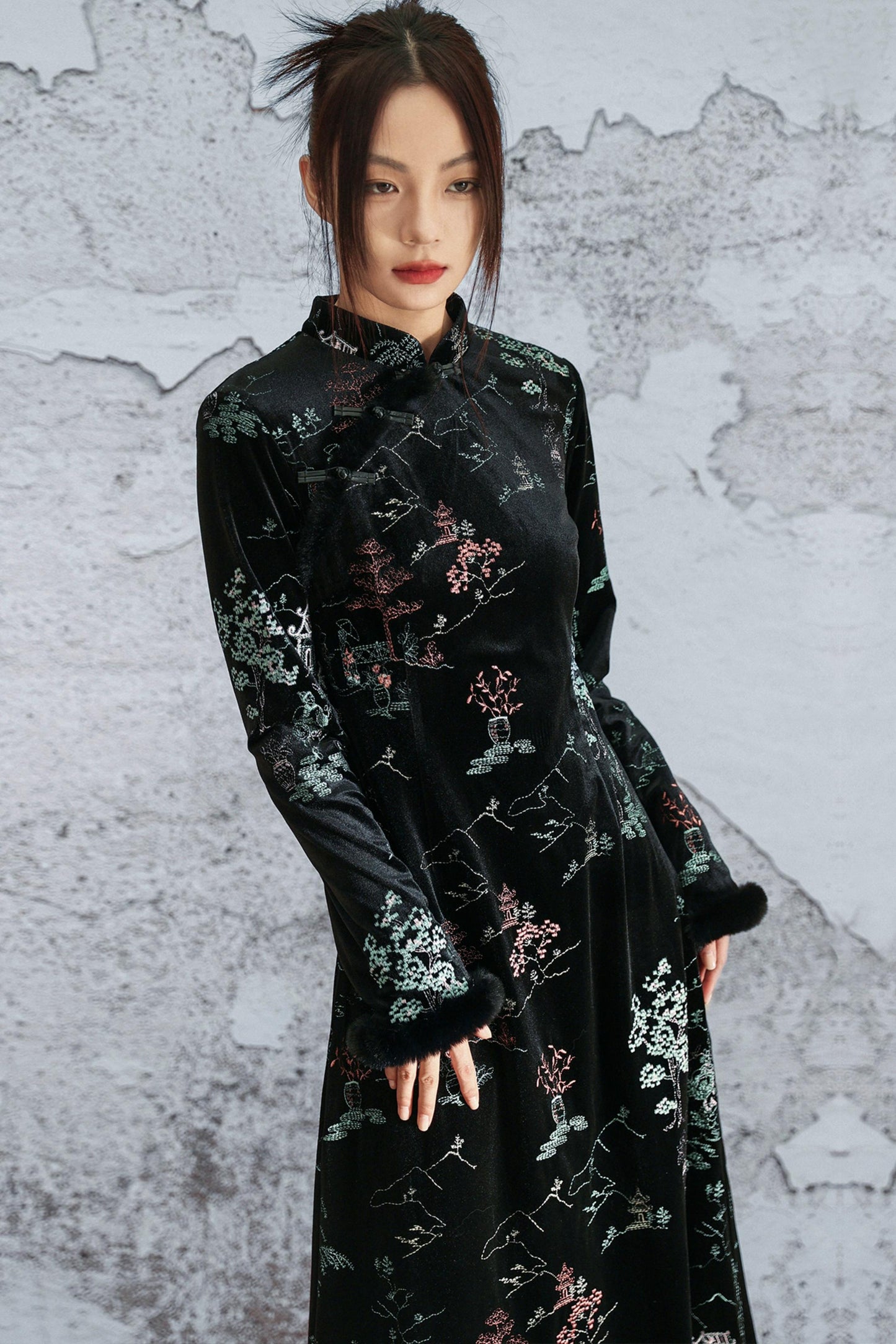 エンブロイダープラッシュチョンサムドレス