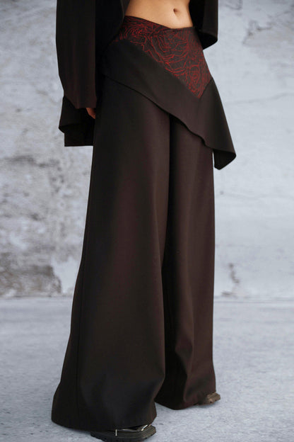 Schwarze asymmetrische Lagenhose mit dunklem Rosen-Jacquard und weitem Bein