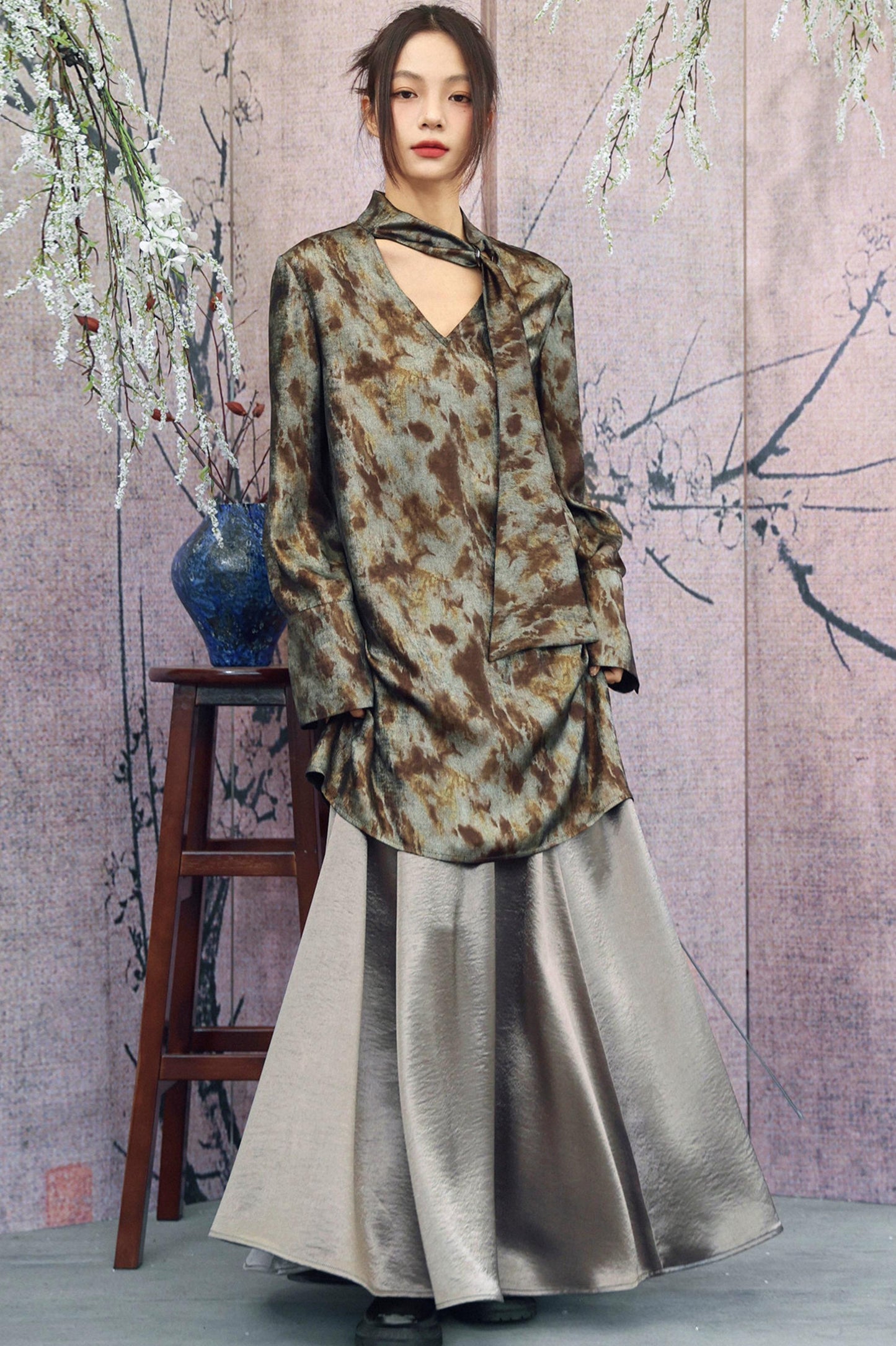 Silbergrau-Metallic-Satinbluse