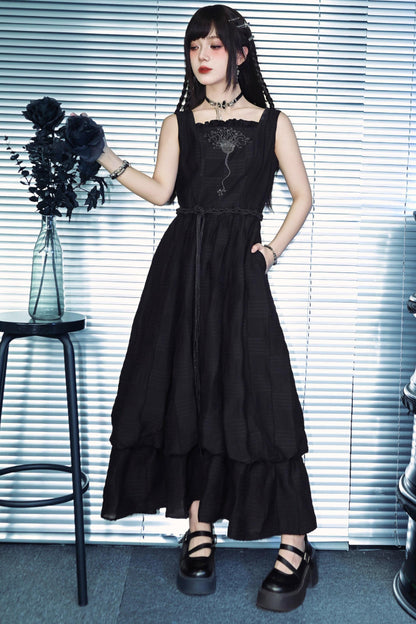 Vestido escalonado con bordado floral decadente