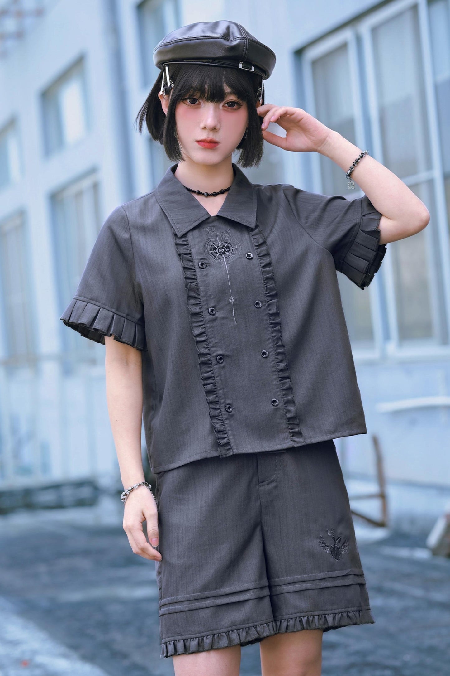 Rauchgraues Set im Uniformstil