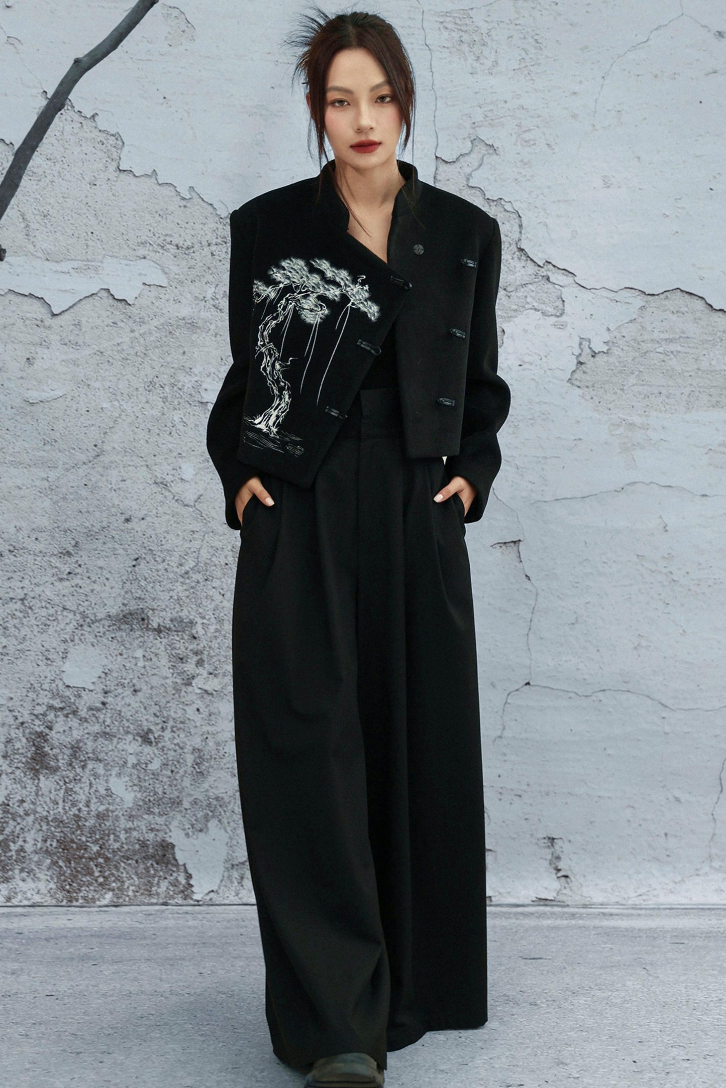 ブラックエンブロイダードウールンコート