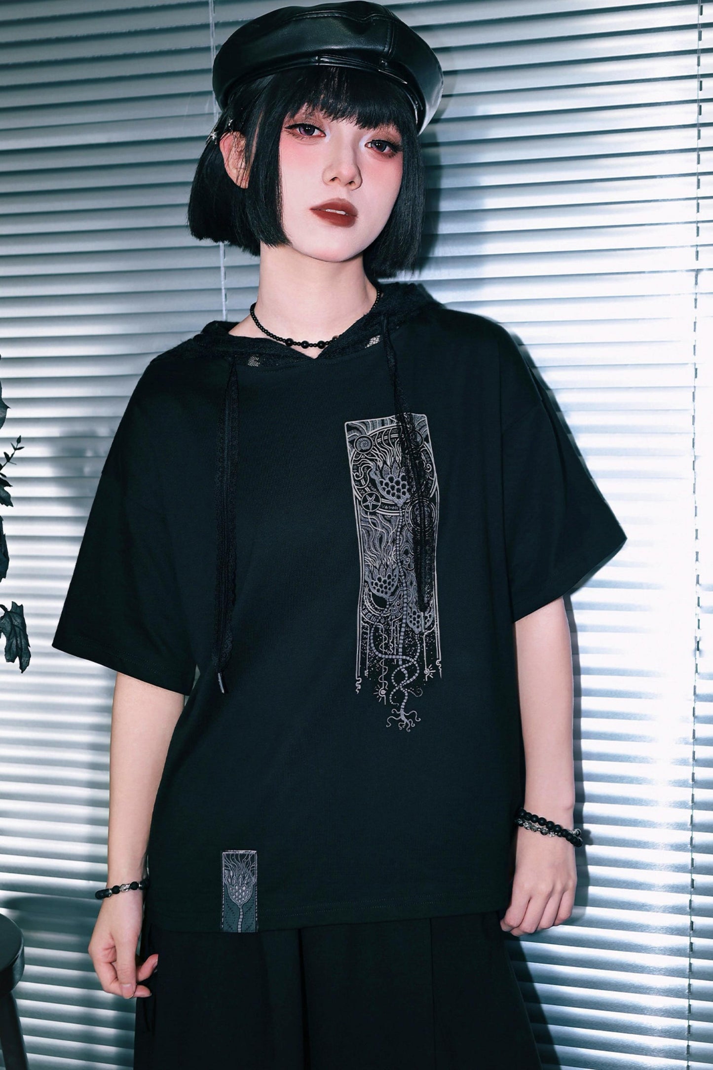 Dekadentes Oversize-T-Shirt im China-Stil