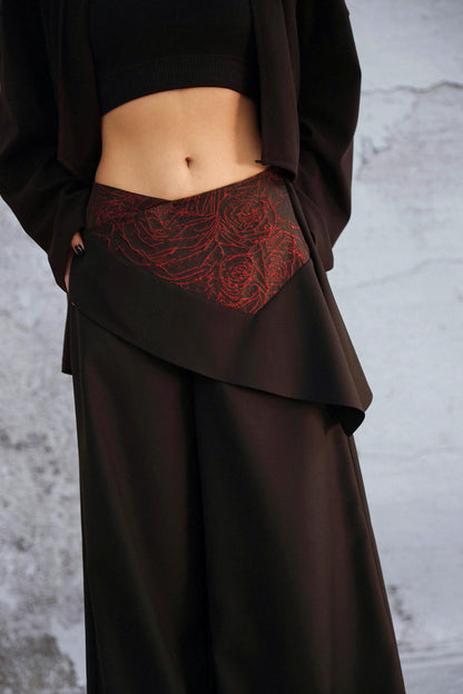Schwarze asymmetrische Lagenhose mit dunklem Rosen-Jacquard und weitem Bein