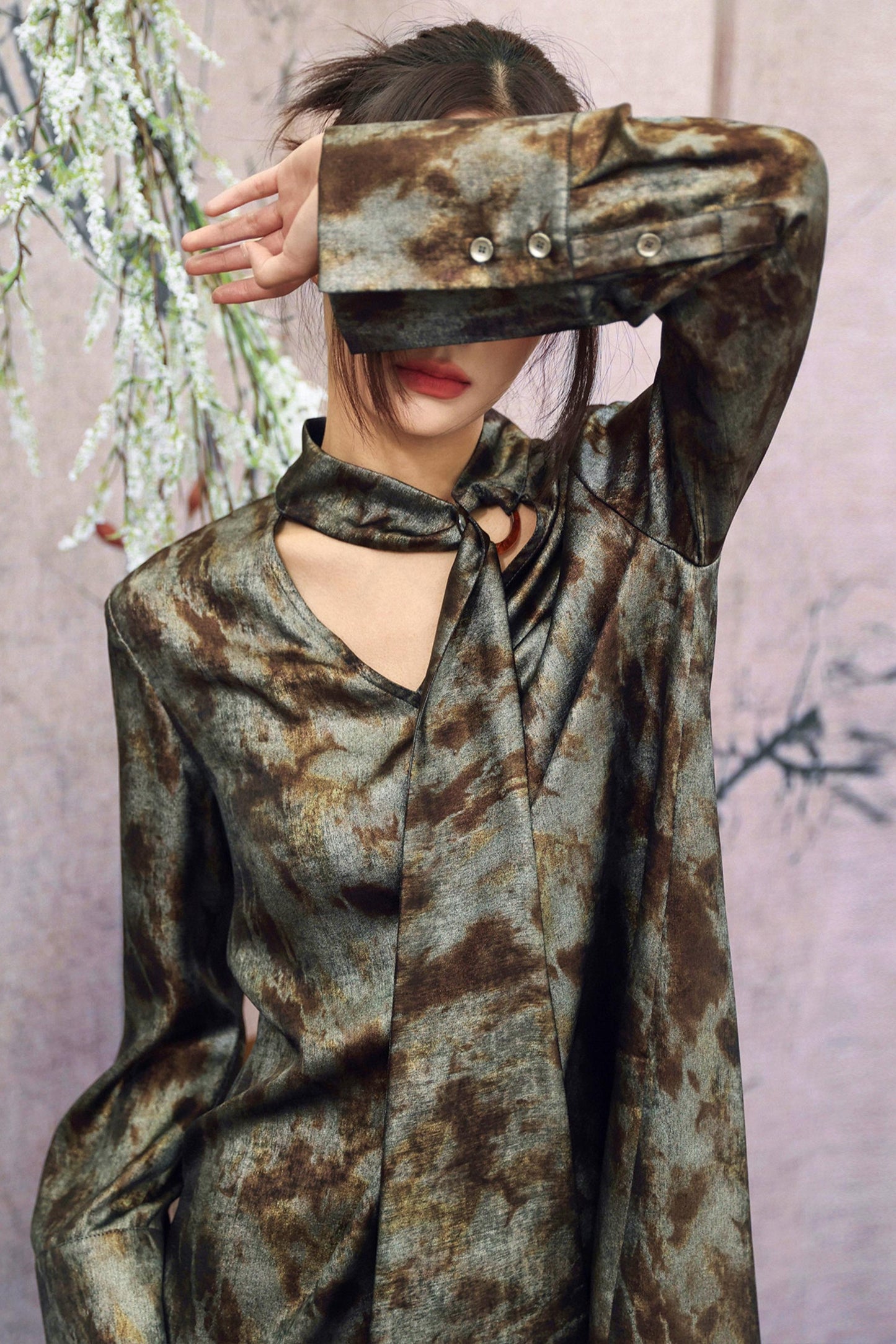 Silbergrau-Metallic-Satinbluse