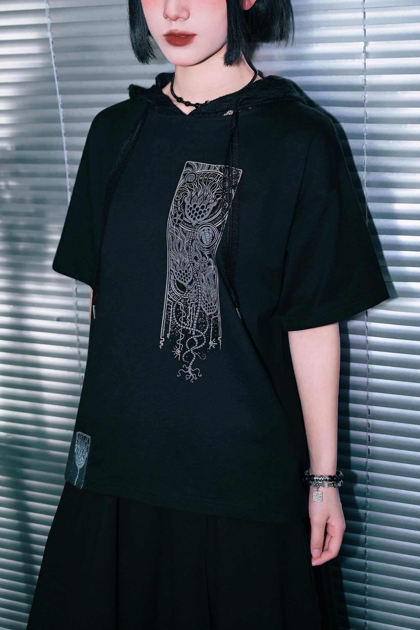 Dekadentes Oversize-T-Shirt im China-Stil