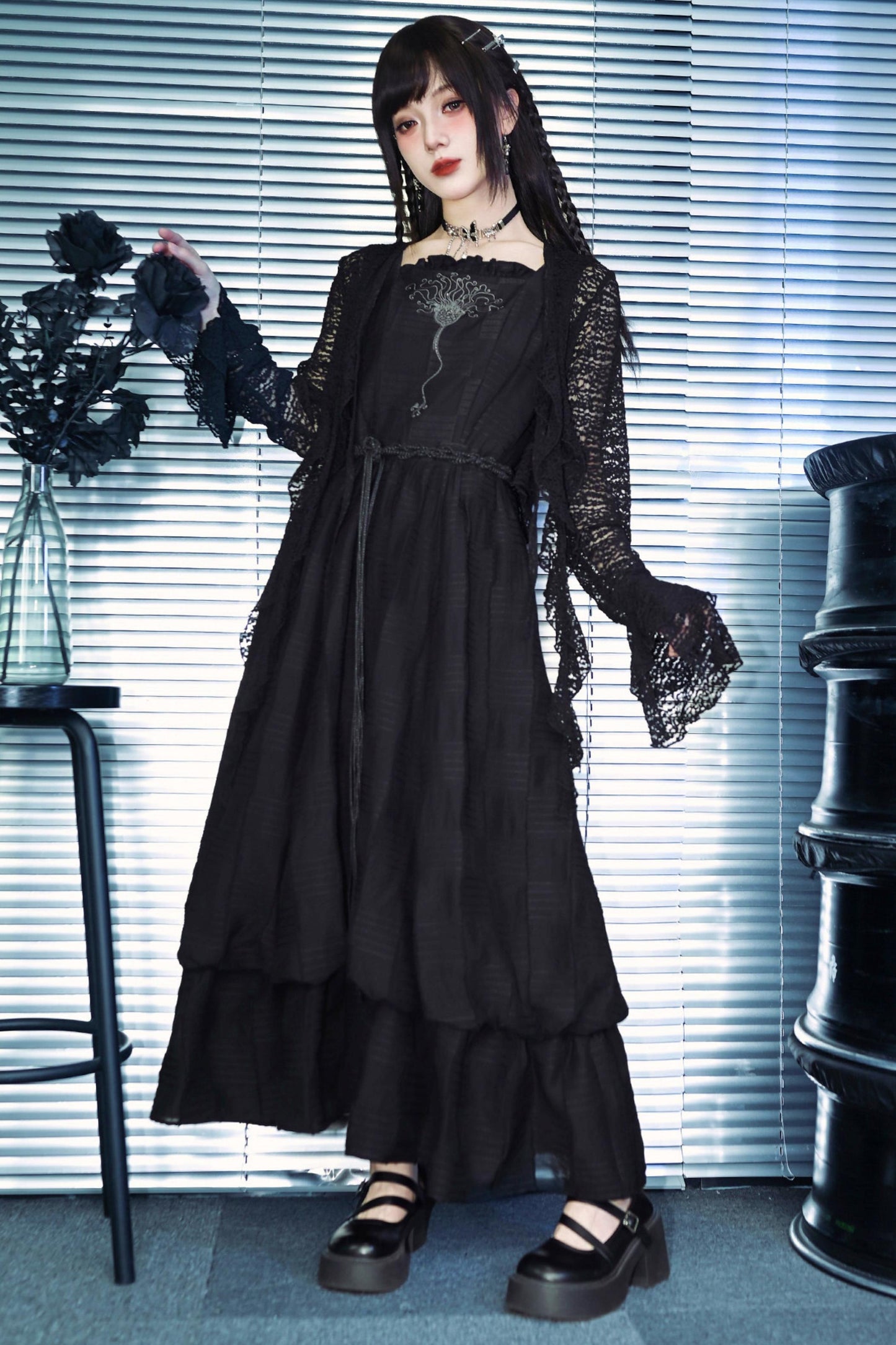 Vestido escalonado con bordado floral decadente