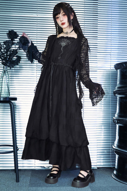 Vestido escalonado con bordado floral decadente