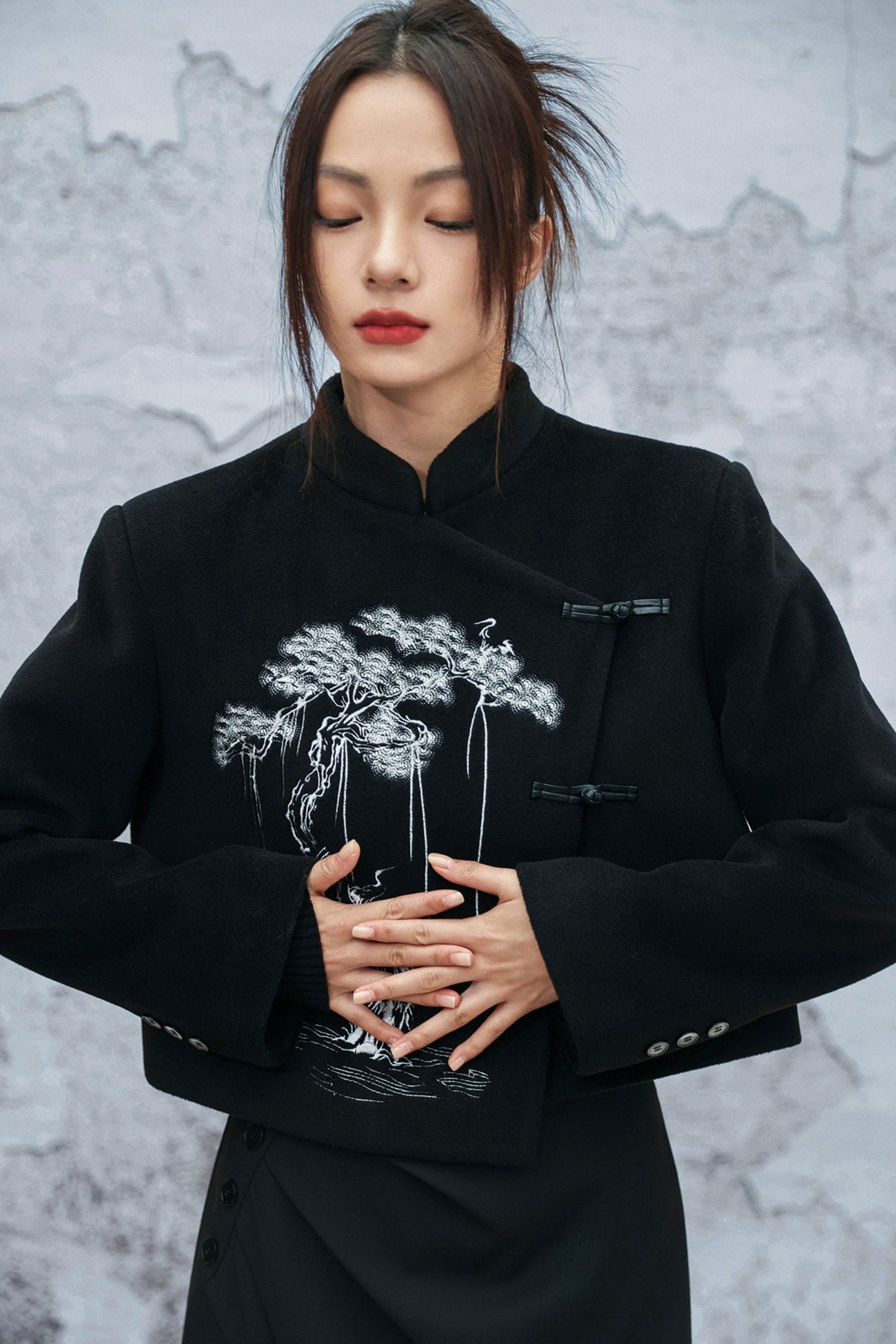 ブラックエンブロイダードウールンコート