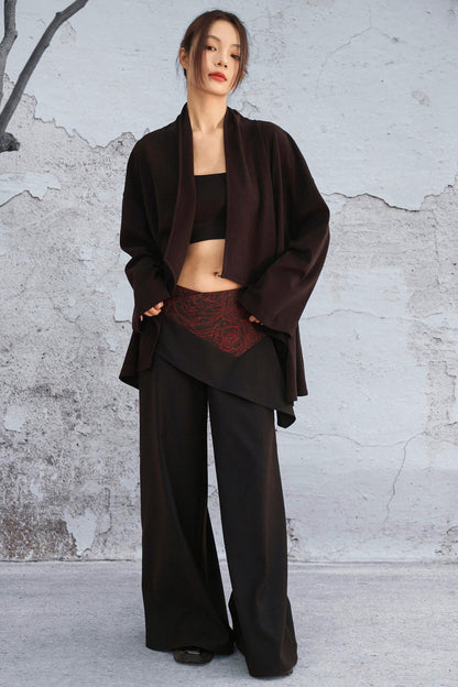 Schwarze asymmetrische Lagenhose mit dunklem Rosen-Jacquard und weitem Bein