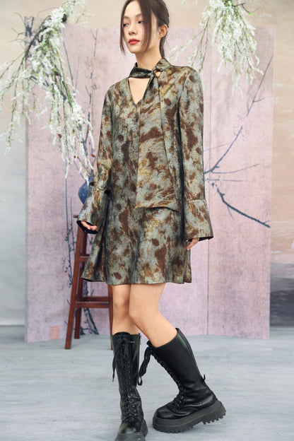 Silbergrau-Metallic-Satinbluse