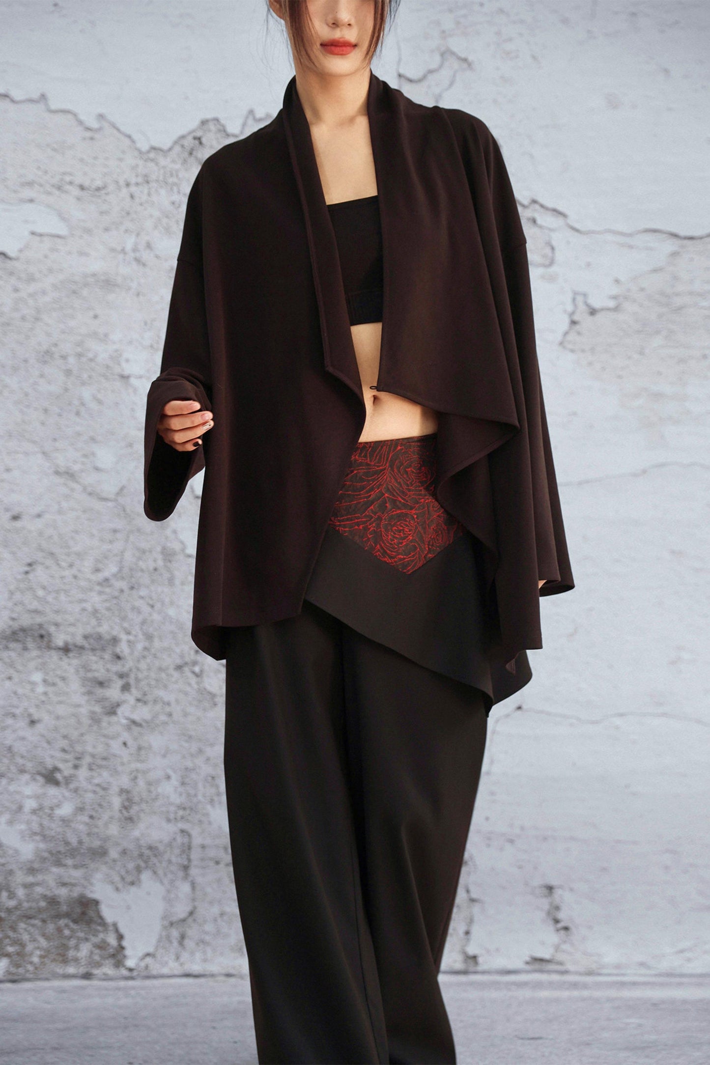 Schwarze asymmetrische Lagenhose mit dunklem Rosen-Jacquard und weitem Bein