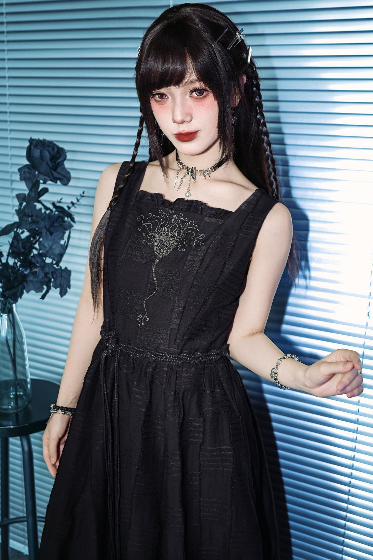 Vestido escalonado con bordado floral decadente