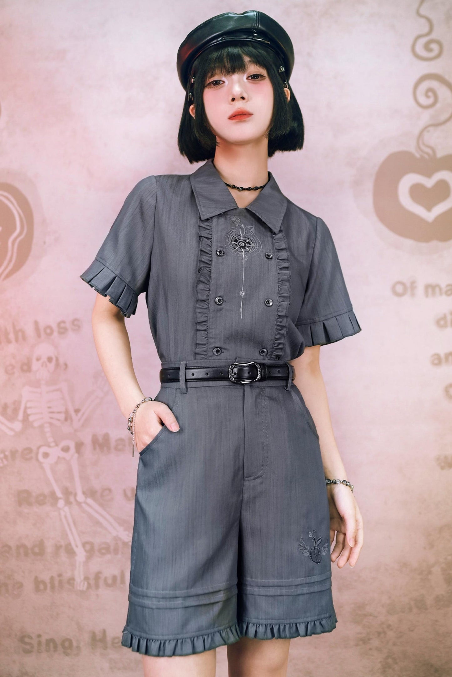 Rauchgraues Set im Uniformstil