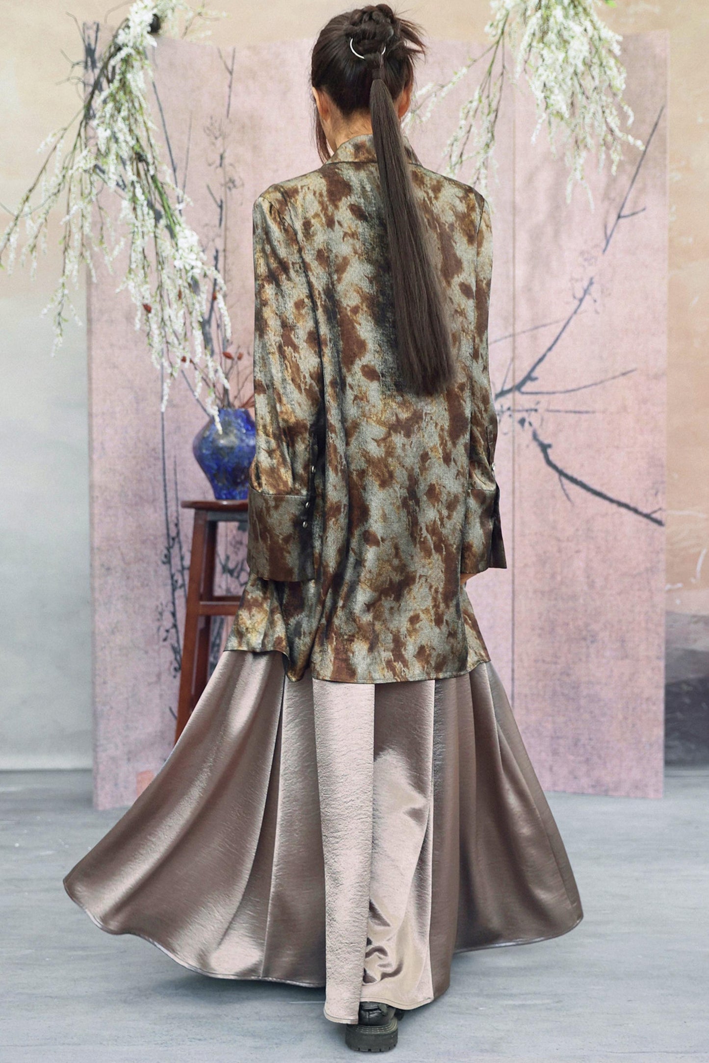 Silbergrau-Metallic-Satinbluse