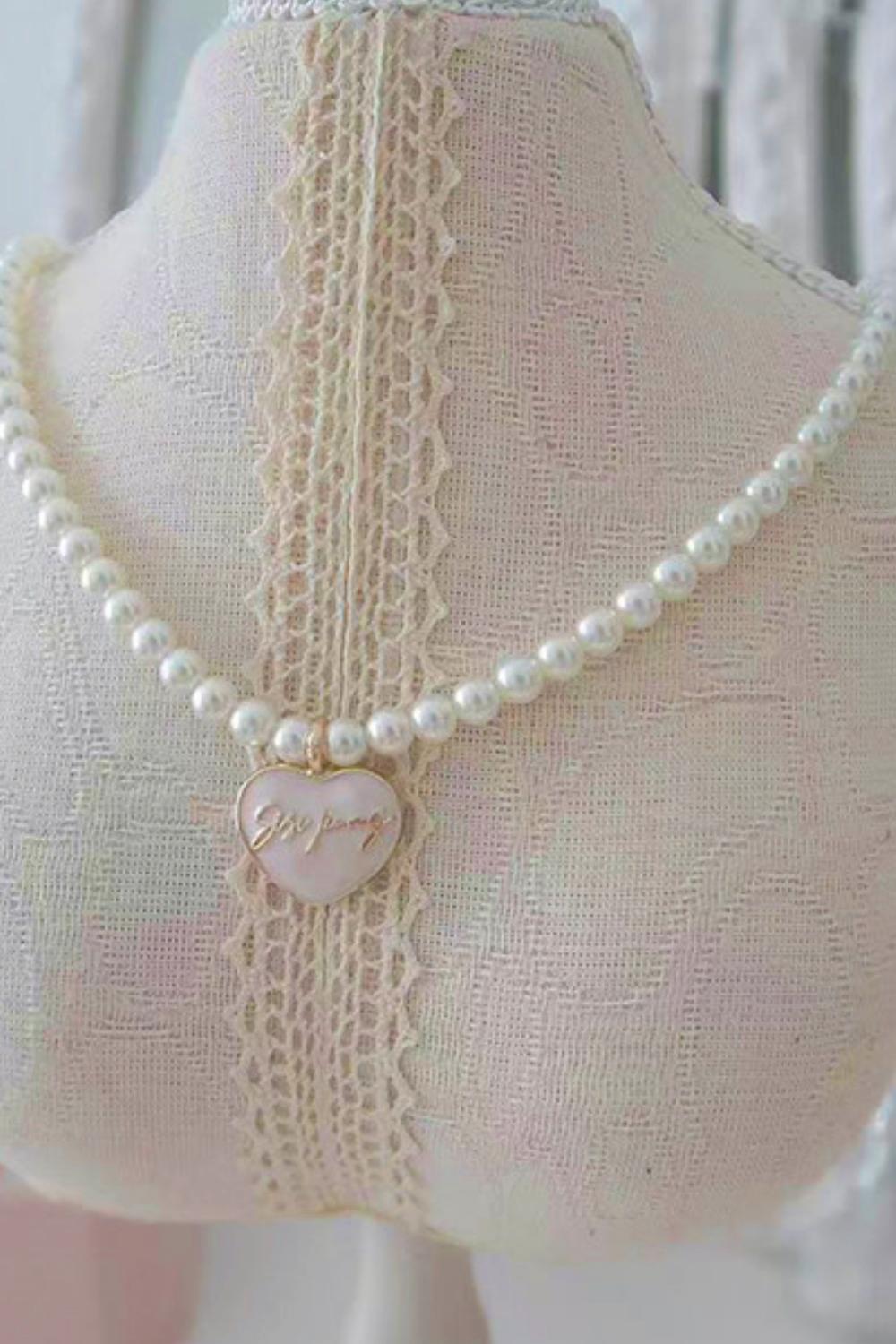 Heart pondering pearl necklace