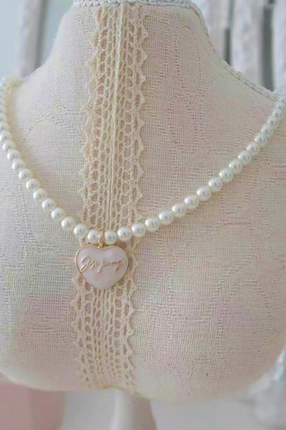Heart pondering pearl necklace