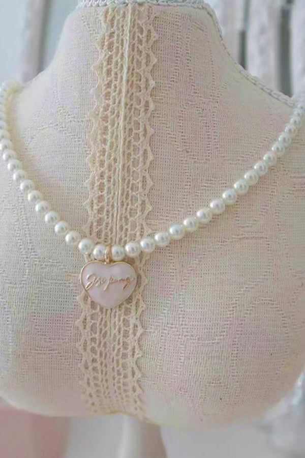 Heart pondering pearl necklace