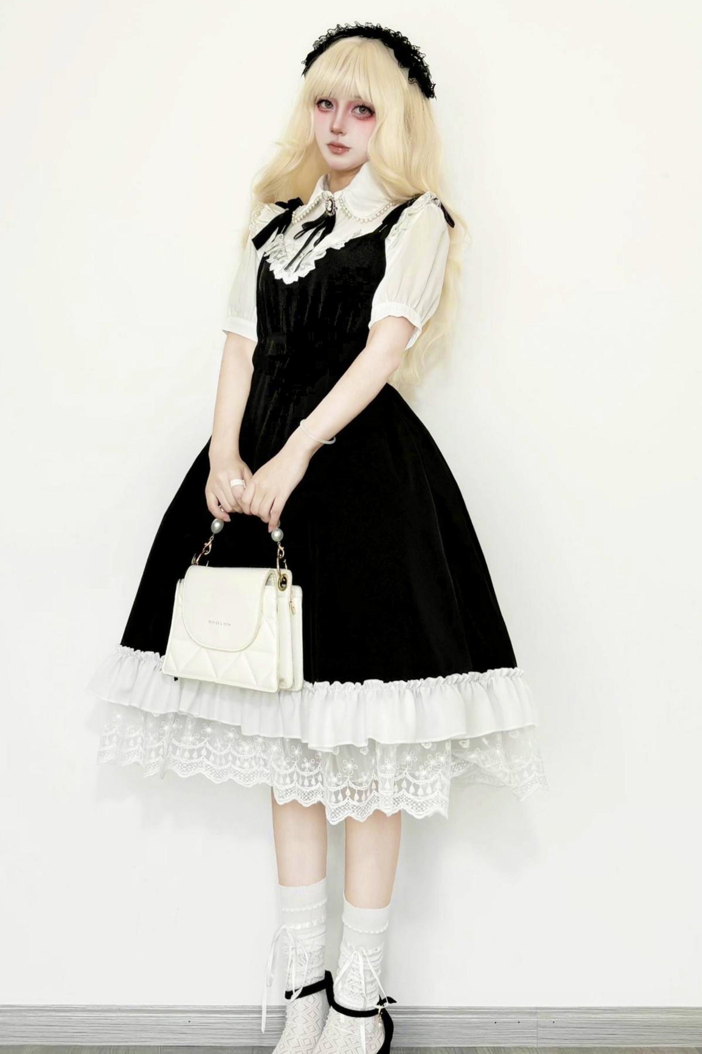 Monochromer Doll-Lolita-Jumperrock + Hemd mit Fliege