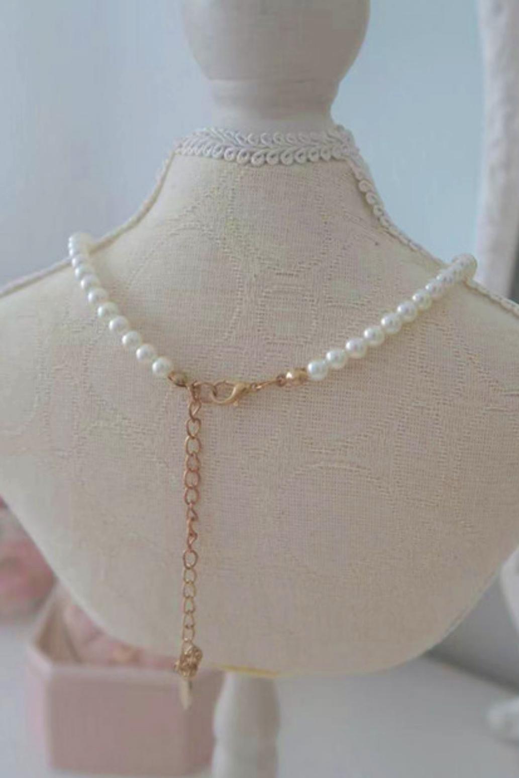 Heart pondering pearl necklace