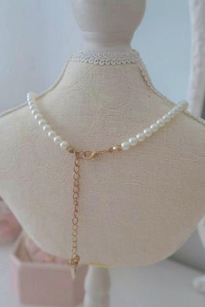 Heart pondering pearl necklace