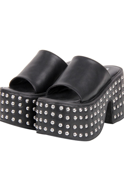 Plateau-Sandalen mit Metallnieten
