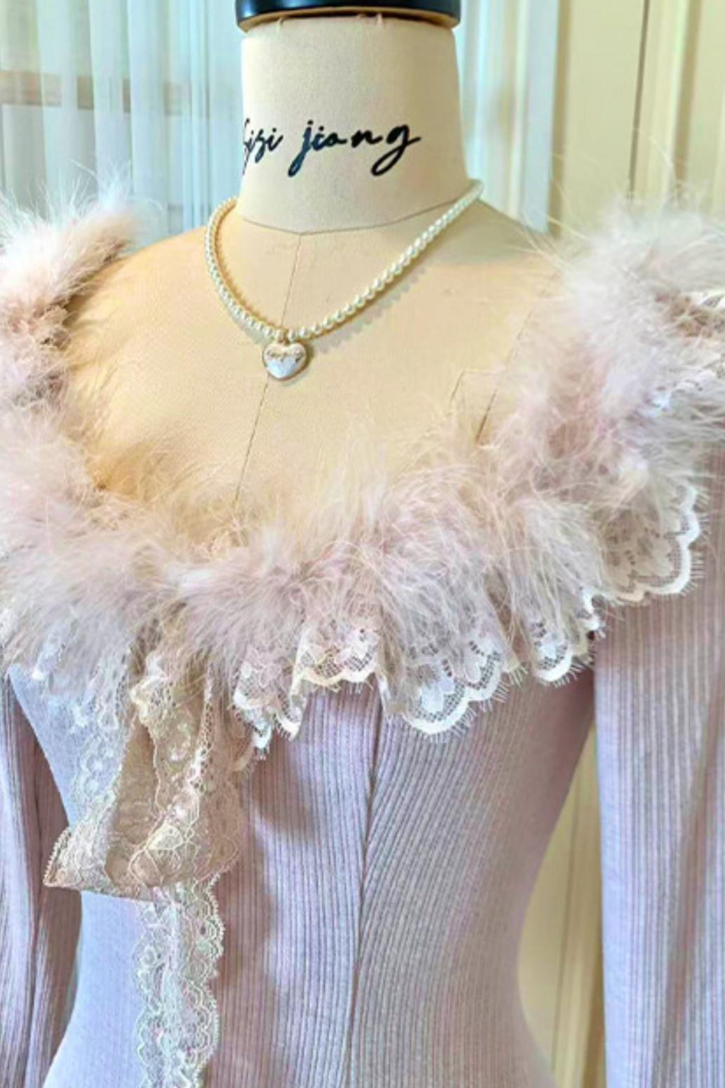 Heart pondering pearl necklace