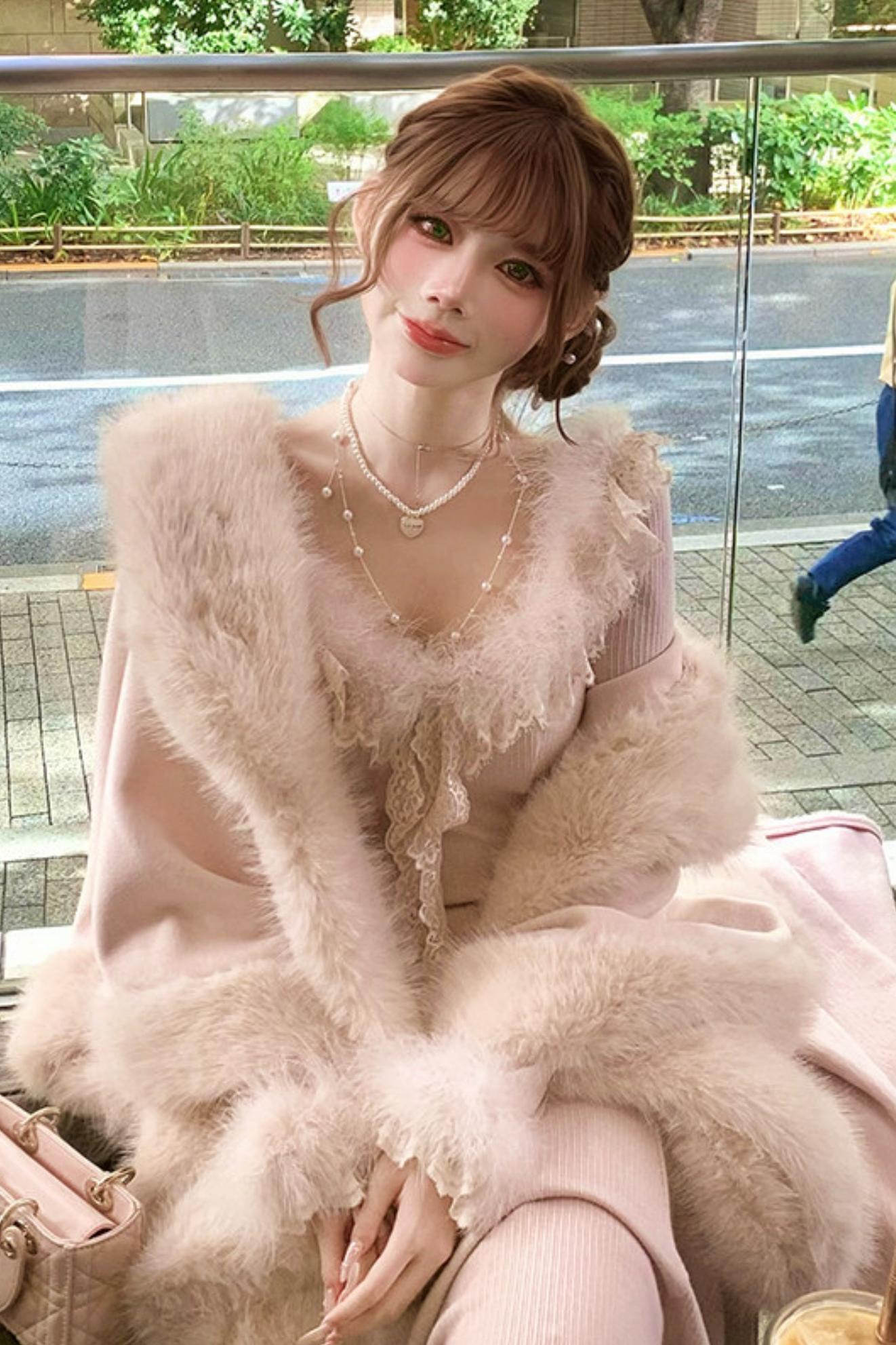 Heart pondering pearl necklace