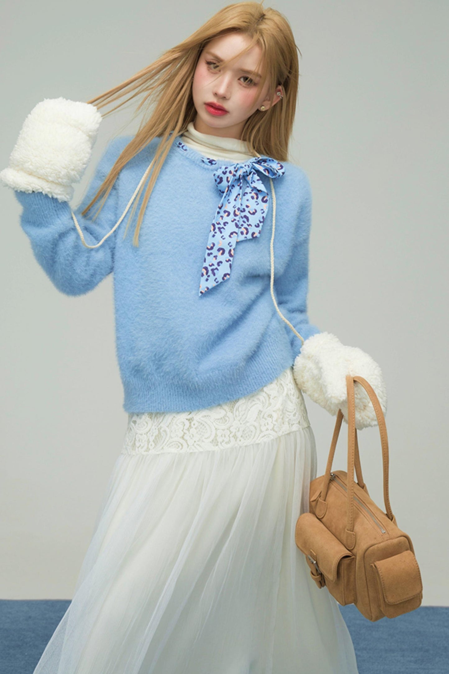 スノーイーブルーレオパードフォーファースウェーター