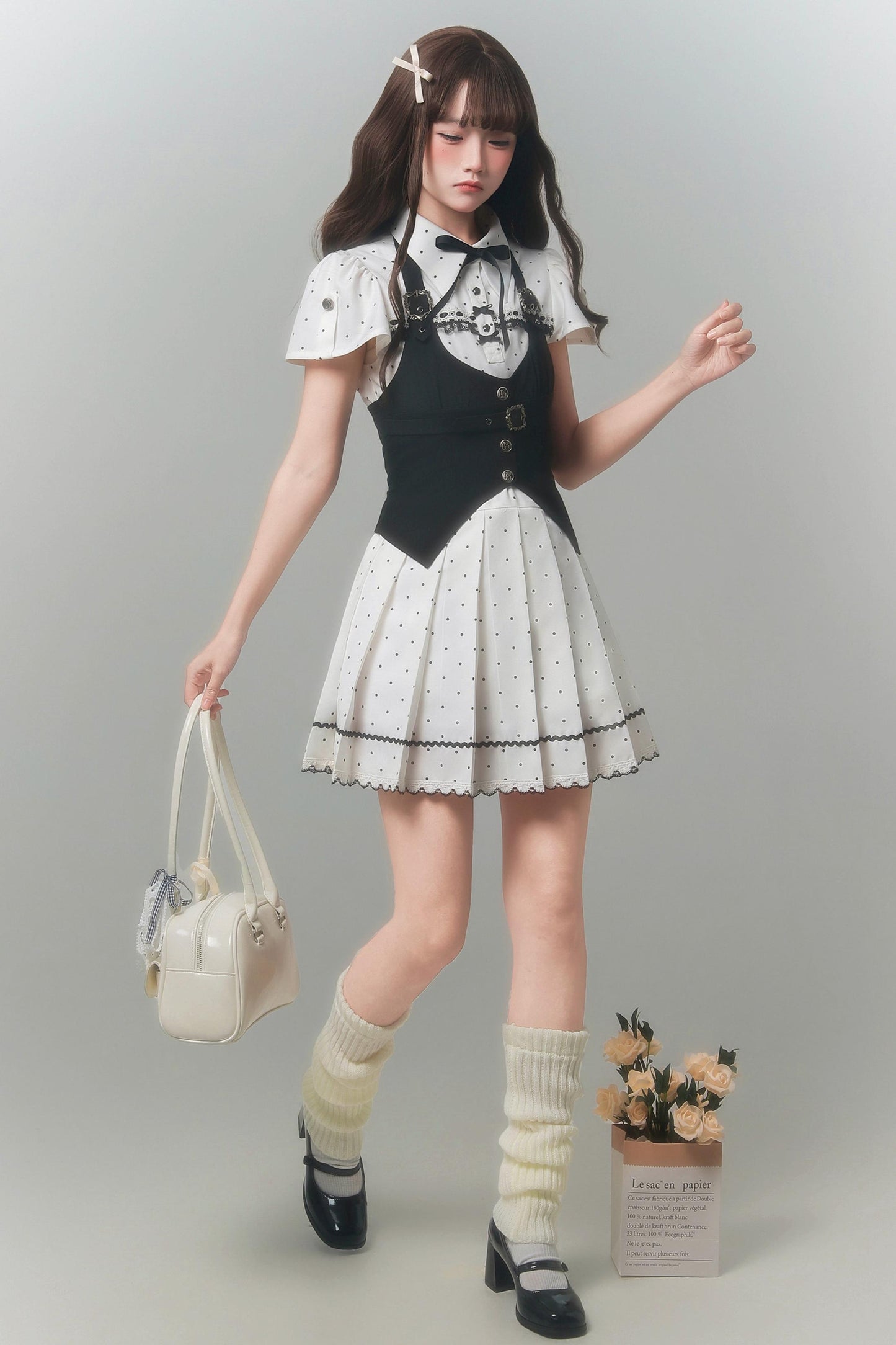 Vestido estilo muñeca monocromático de lunares + chaleco