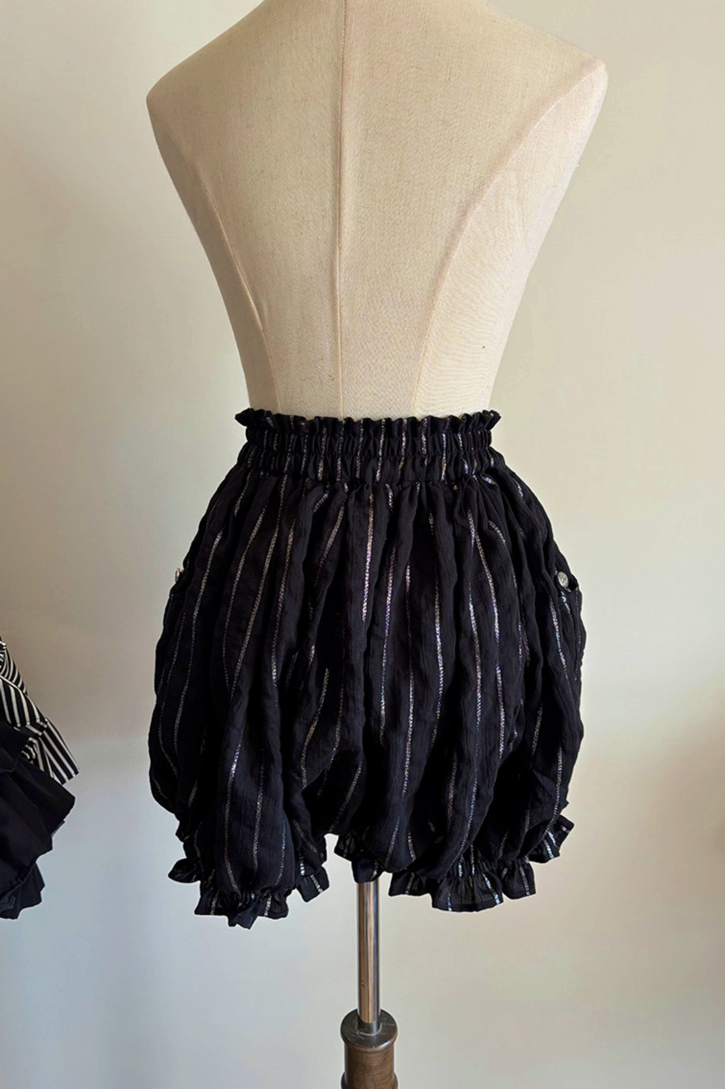 Pantalón Pumpkin Negro con Rayas Plateadas